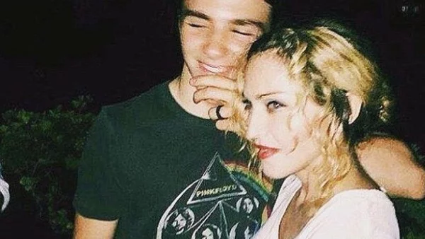 Мадона застана зад сина си, спипан с трева