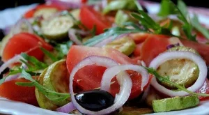 Салата с тиквички и домати