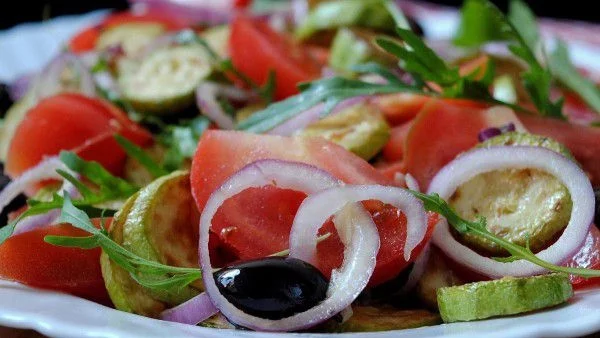 Салата с тиквички и домати