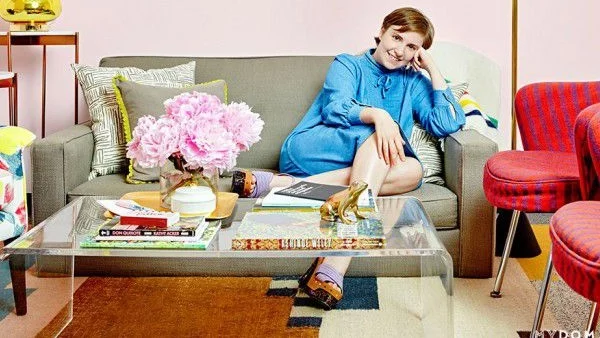 В гримьорната на Лена Дънам