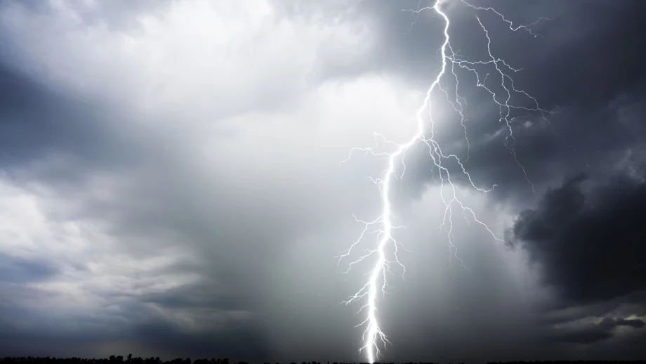 Дъжд и гръмотевици през уикенда - ето точно кога