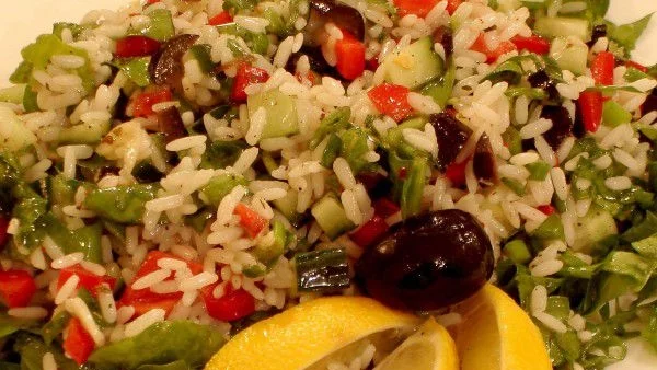 Средиземноморска оризова салата