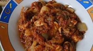 Люти пилешки късчета с домати и лук