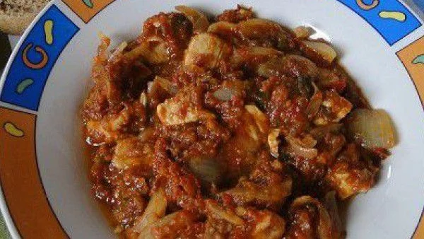 Люти пилешки късчета с домати и лук