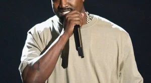 Фенове срещу желанието на Кание да записва кавъри на Бауи