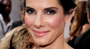 Сандра Бълок свали секси фотограф