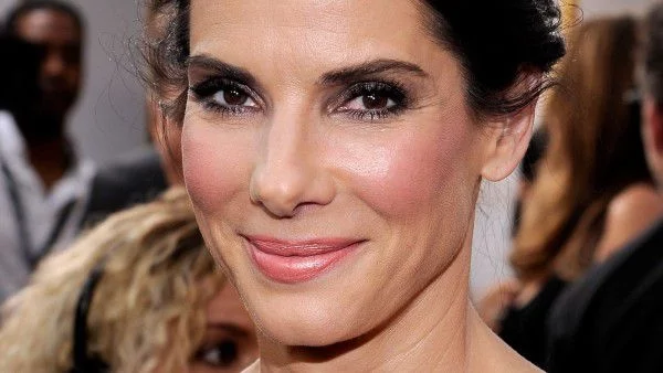 Сандра Бълок свали секси фотограф