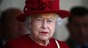 Кралица Елизабет II носи пари в себе си само в един ден от седмицата