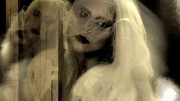 Лейди Гага като зловеща булка