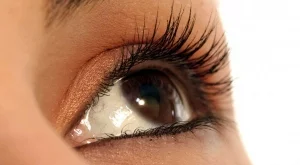 Естествен серум за по-дълги мигли