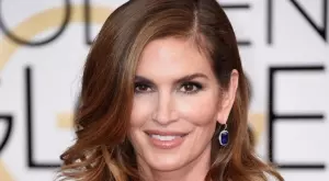 Синди Крауфорд позира без бельо на корицата на Vogue (СНИМКИ)