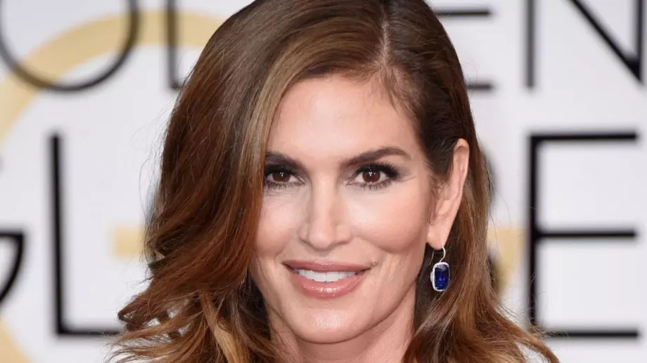 Синди Крауфорд позира без бельо на корицата на Vogue (СНИМКИ)