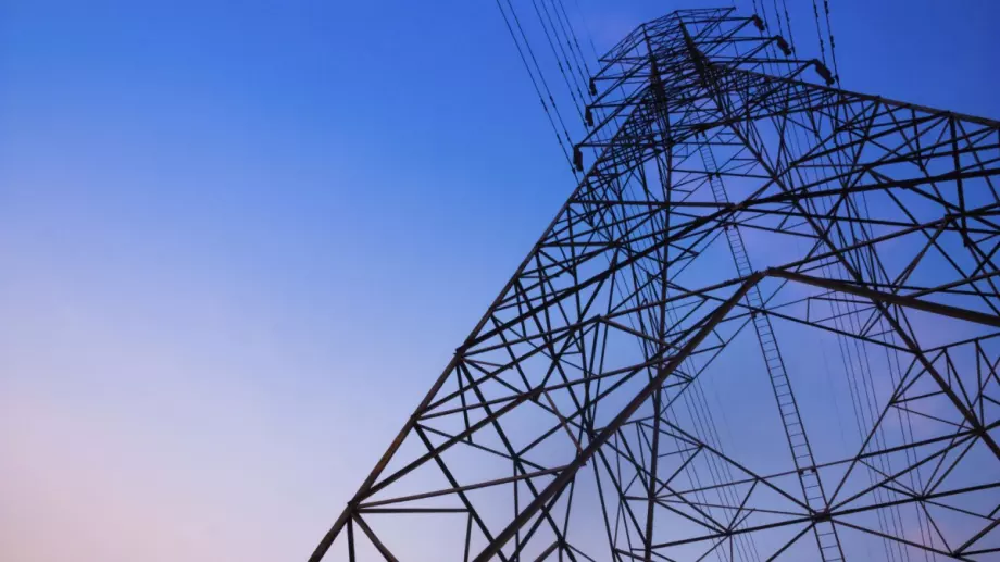 МС удължи компенсациите заради скъпия ток за небитовите потребители до края на 2022 г.