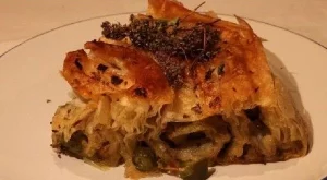 Баница с праз, гъби и кисели краставички