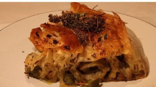 Баница с праз, гъби и кисели краставички