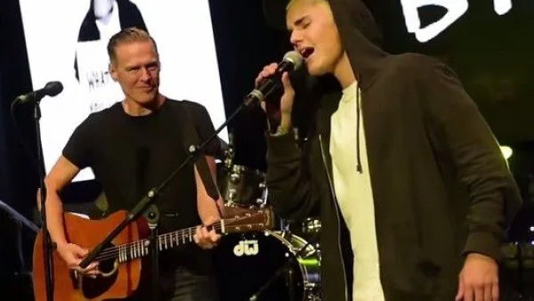 Бийбър пя с Браян Адамс (видео)