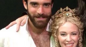 Кайли Миноуг свали младок