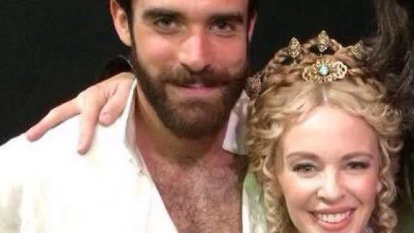 Кайли Миноуг свали младок