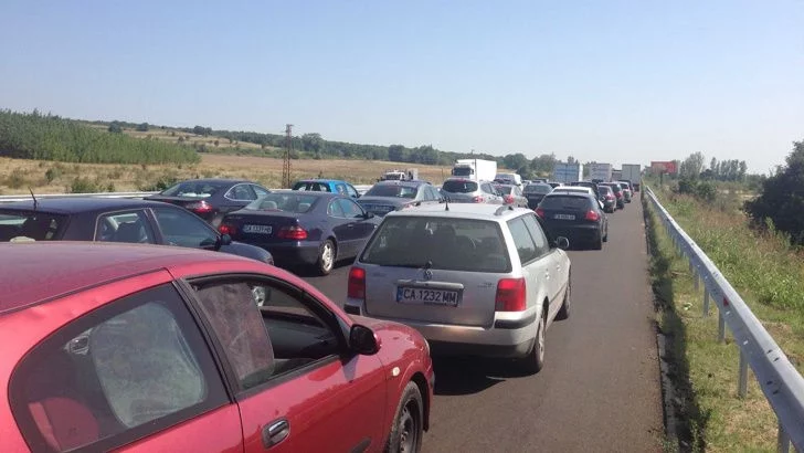 Между 50 000 и 100 000 автомобила ще напуснат София в петък