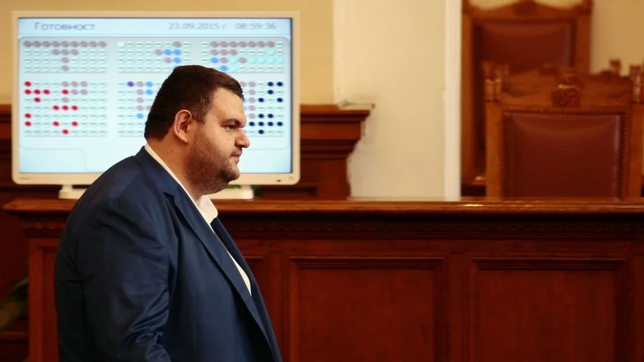 Пеевски обяви участието си в компанията за цигарени опаковки "Юрий Гагарин"