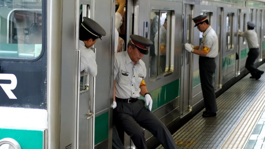 Метрото в Токио дава безплатна храна, ако се возиш преди час пик