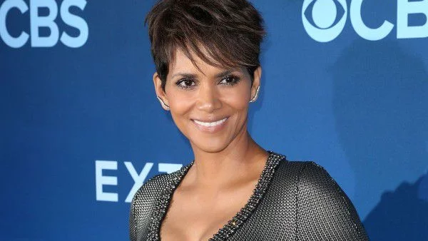 Как Холи Бери се грижи за гърдите си