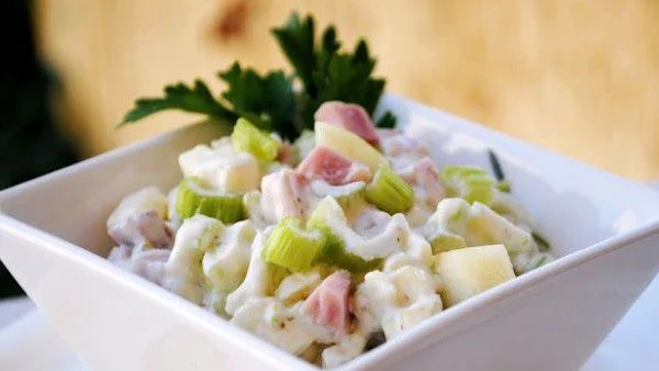 Салата със селъри, ябълка и шунка