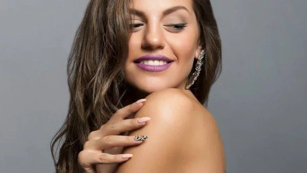 Михаела Филева с нова прическа и клип