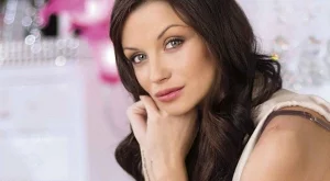 Диляна Попова на море със сина си