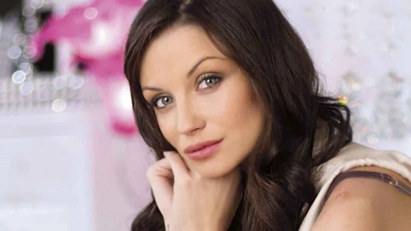 Диляна Попова разпуска със сина си на плажа (снимки)