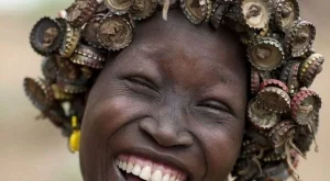 Етиопско племе превръща боклуци в бижута