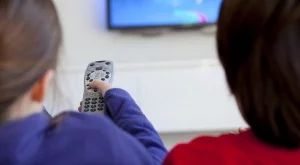 Българчетата стоят най-много пред телевизора и компютъра