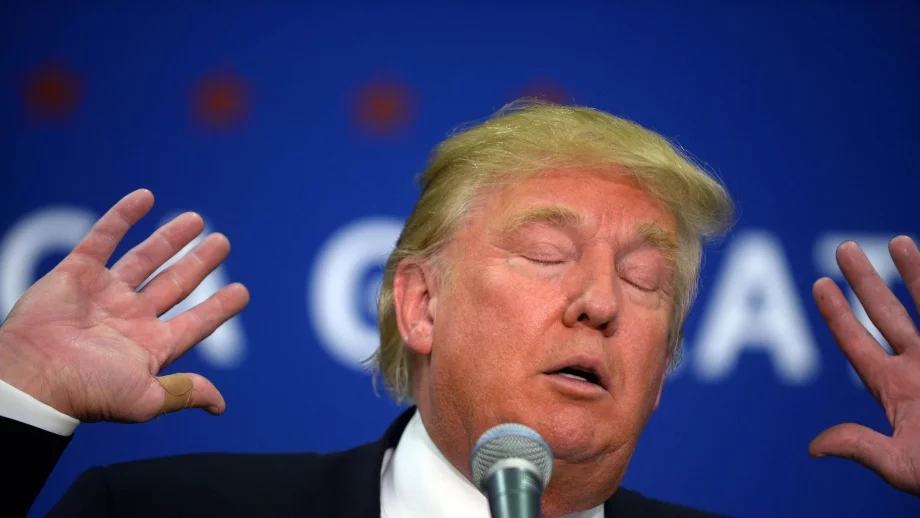 Голямото, оранжево и плашещо one-man шоу на Тръмп  