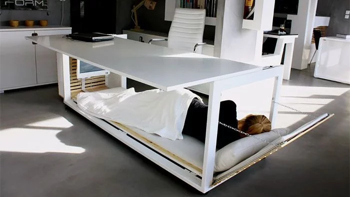 Бюро се превръща в легло и ни позволява да си дремнем в офиса 