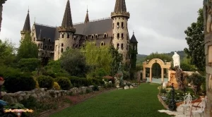 Частният замък попаднал в 100-те туристически обекта поради техническа грешка