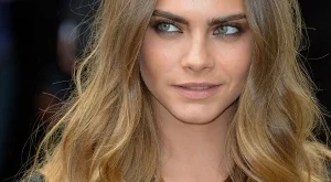 Кара Делевин позира гола за корица