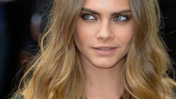 Кара Делевин позира гола за корица