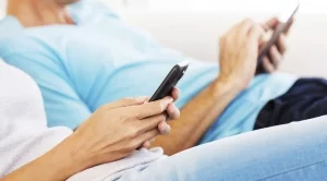 Празничните оферти за смартфони и договори за мобилни услуги може да крият уловки