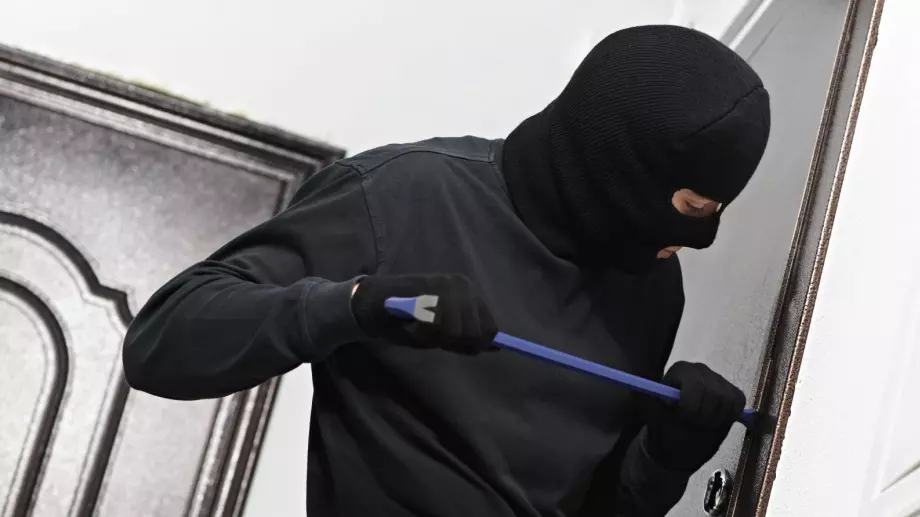 Виц за днес: В един апартамент влиза крадец