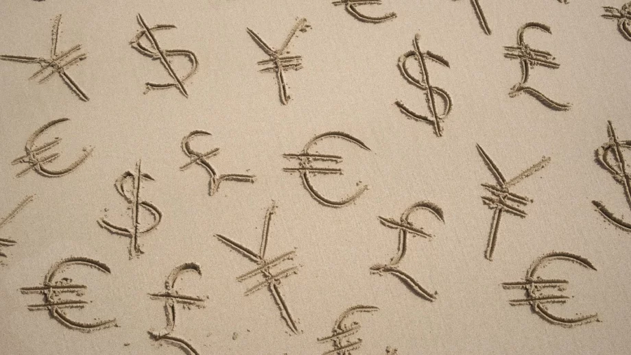 Доларът продължи настъплението си срещу еврото