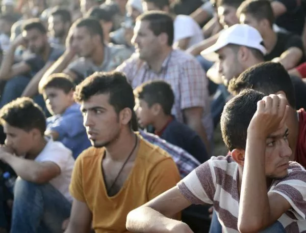 Турция не пусна 33 700 души да продължат за Сирия 