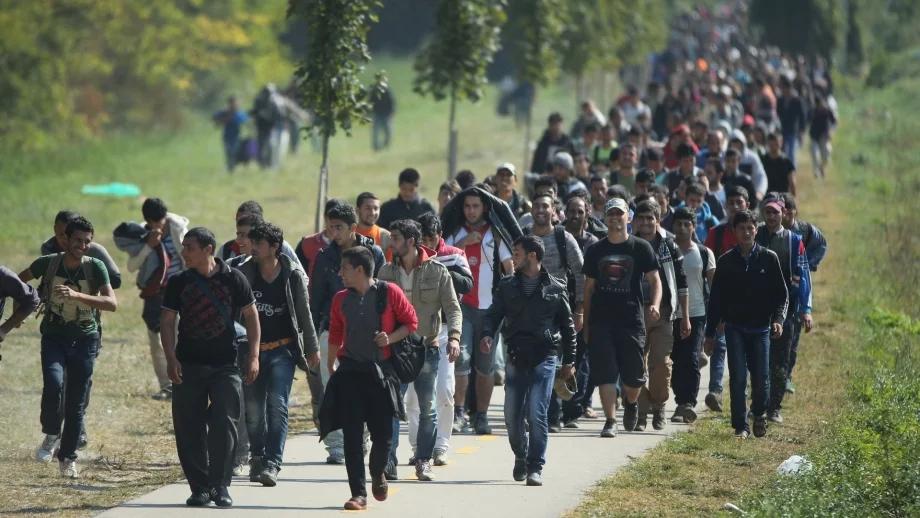 Германия предлага бежанците да си отворят сметки в местни банки