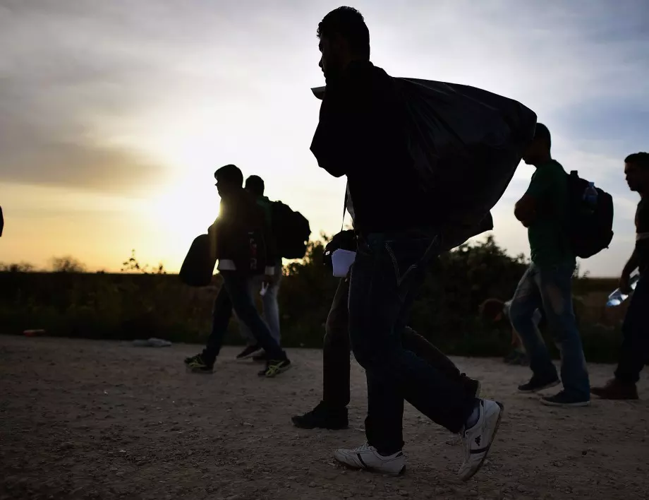 Над 8000 мигранти влезли в испански анклав от вчера