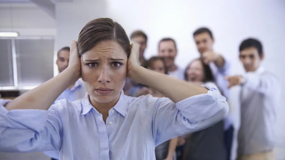 Как да се справите с разсейващите колегите в офиса