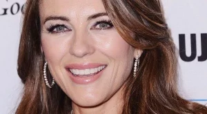 50-годишната Лиз Хърли се фука по бански