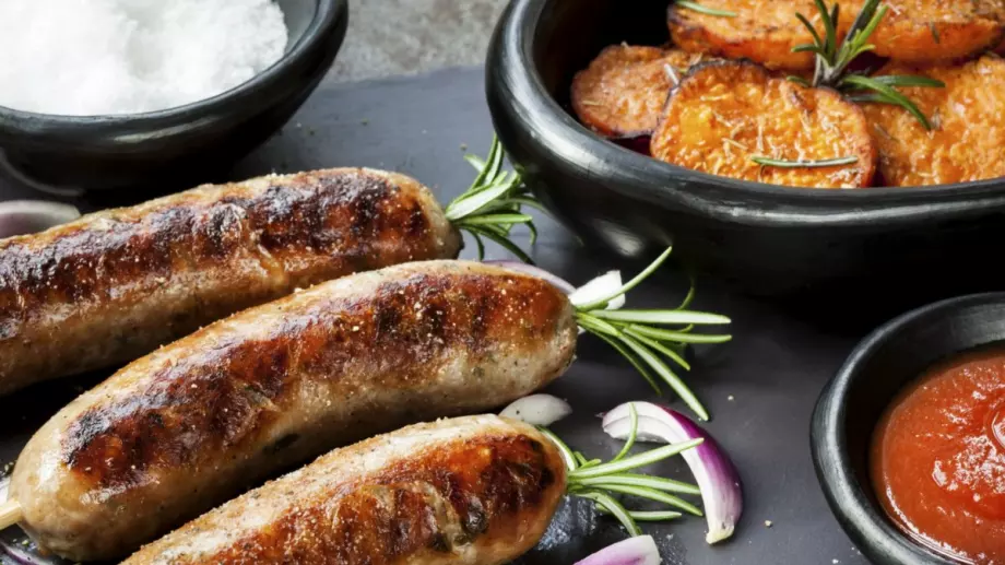 Вкусна наденица със зеле за вечеря