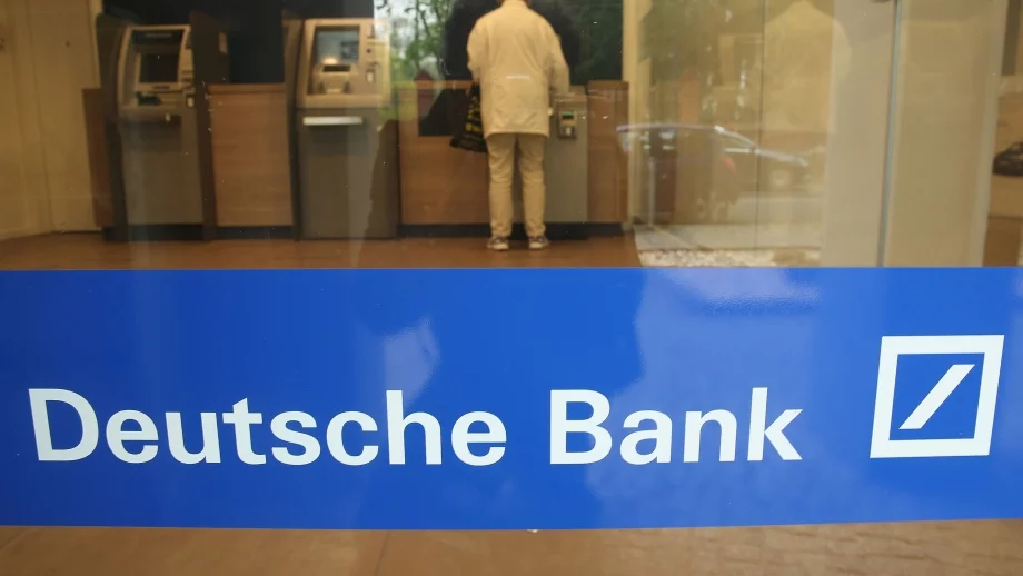 Deutsche Bank с рекордни загуби, съкращава 9000 служители