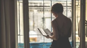 Не припарвай до четящи момичета