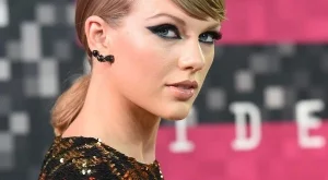 Тейлър Суифт съди радиоводещ заради опипване