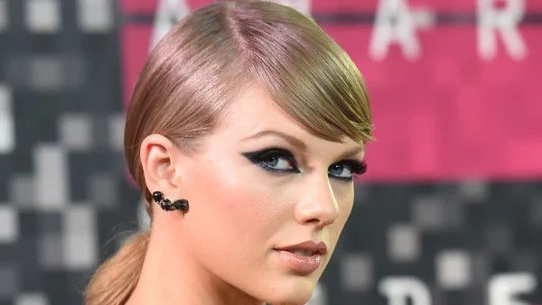 Тейлър Суифт съди радиоводещ заради опипване